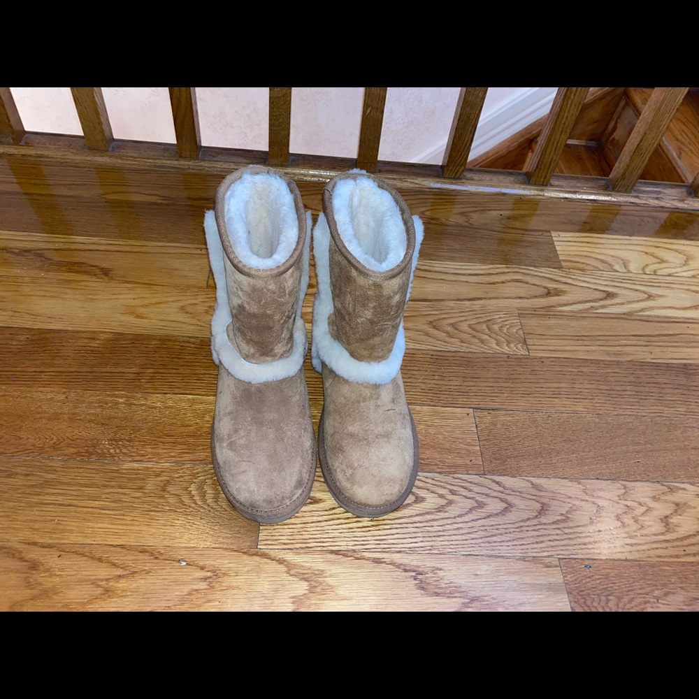 UGG BOOTS SIZE 5 never worn
